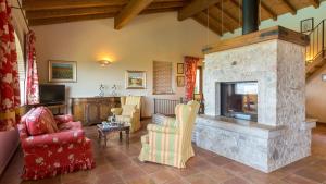 A seating area at IL CASALE DEL NONNO 8&2 Emma Villas