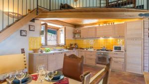 A kitchen or kitchenette at IL CASALE DEL NONNO 8&2 Emma Villas