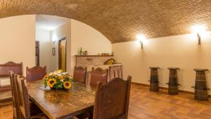 A seating area at IL CASALE DEL NONNO 8&2 Emma Villas