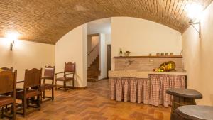 A seating area at IL CASALE DEL NONNO 8&2 Emma Villas