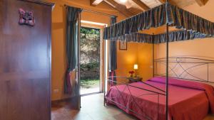 A bed or beds in a room at IL CASALE DEL NONNO 8&2 Emma Villas