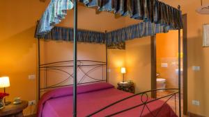 A bed or beds in a room at IL CASALE DEL NONNO 8&2 Emma Villas