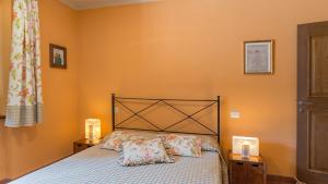 A bed or beds in a room at IL CASALE DEL NONNO 8&2 Emma Villas