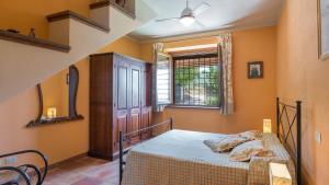 A bed or beds in a room at IL CASALE DEL NONNO 8&2 Emma Villas