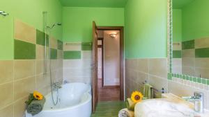 A bathroom at IL CASALE DEL NONNO 8&2 Emma Villas