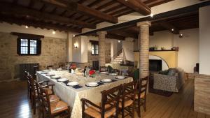 uma mesa longa numa sala com cadeiras e uma sala de estar em IL BORGO 16, Emma Villas em Assisi