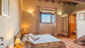 A bed or beds in a room at IL CASALE DEL NONNO 8&2 Emma Villas