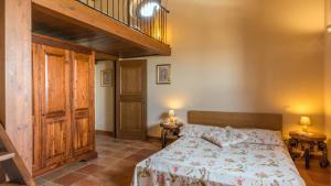A bed or beds in a room at IL CASALE DEL NONNO 8&2 Emma Villas
