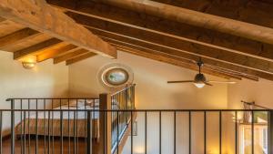 A bed or beds in a room at IL CASALE DEL NONNO 8&2 Emma Villas