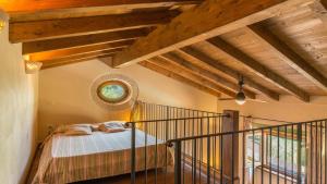 A bed or beds in a room at IL CASALE DEL NONNO 8&2 Emma Villas Még 36 kép