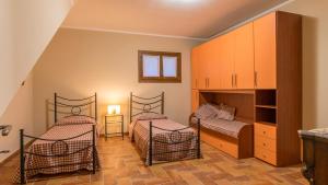 A bed or beds in a room at IL CASALE DEL NONNO 8&2 Emma Villas