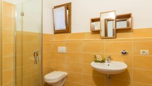 A bathroom at IL CASALE DEL NONNO 8&2 Emma Villas