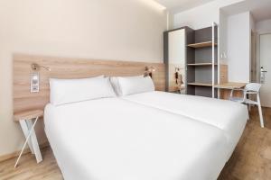 Postel nebo postele na pokoji v ubytování B&B HOTEL Murcia