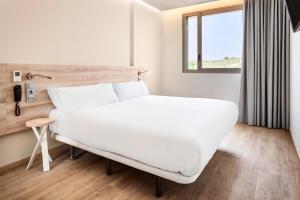 Postel nebo postele na pokoji v ubytování B&B HOTEL Murcia