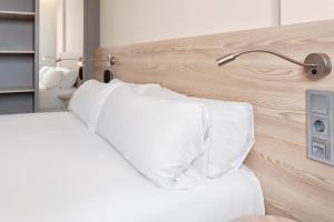 Postel nebo postele na pokoji v ubytování B&B HOTEL Murcia