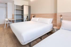 Postel nebo postele na pokoji v ubytování B&B HOTEL Murcia