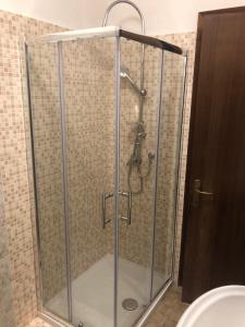 eine Dusche mit Glaskabine im Bad in der Unterkunft Residence Libertà in Grado