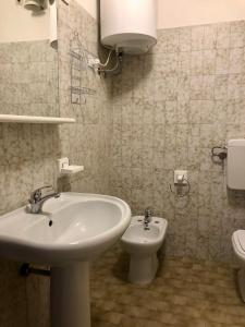 ein Bad mit einem Waschbecken und einem WC in der Unterkunft Residence Libertà in Grado