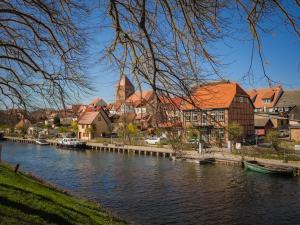 miasto z rzeką, budynkami i miastem w obiekcie Swebenhus boven - 4 Sterne-Appartement w mieście Plau am See