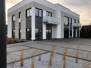 duży biały budynek z mnóstwem okien w obiekcie Apartament Plaza Premium w Słupcy