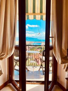 ラ・スペツィアにあるCá Leonの窓から景色を望むバルコニーが備わります。