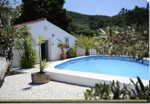 una piscina frente a una casa en Quinta da Granja Gardener's cottage, en Coímbra 33 fotos más