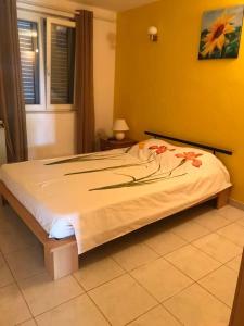 En eller flere senge i et værelse på Summerhouse Marina