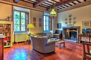 sala de estar con sofá y chimenea en La Martinella 12, Emma Villas, en Passignano sul Trasimeno