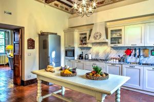 A kitchen or kitchenette at La Martinella 12, Emma Villas