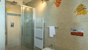 Kúpeľňa v ubytovaní La Vecchia Fonte 15, Emma Villas