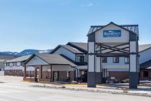 Un edificio con un cartel que dice salón de banquetes. en Baymont by Wyndham Spearfish, en Spearfish