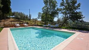 聖喬凡尼迪亞索的住宿－Monterzi 4, Emma Villas，院子里的游泳池周围设有椅子