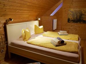 1 dormitorio con 1 cama con sábanas amarillas y almohadas amarillas en Ferienwohnung Sonnenuntergang, en Zeil