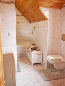 A bathroom at Ferienwohnung Sonnenuntergang Még 16 kép