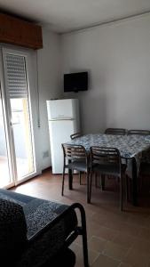Teresa Apartments Per il Check in Agenzia Viale Francesco Petrarca 391 lido Adriano Raにあるベッド