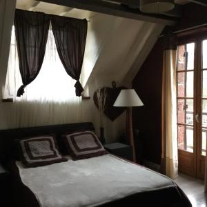 เตียงในห้องที่ Maison luxe Collonges la rouge,jakuzzi,clim,WIFI,piscine