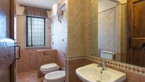 A bathroom at PODERE TORRICELLA 16, Emma Villas