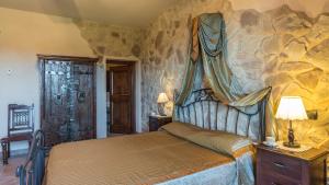 A bed or beds in a room at PODERE TORRICELLA 16, Emma Villas