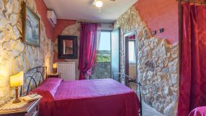 A bed or beds in a room at PODERE TORRICELLA 16, Emma Villas