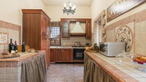 A kitchen or kitchenette at PODERE TORRICELLA 16, Emma Villas