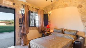 A bed or beds in a room at PODERE TORRICELLA 16, Emma Villas