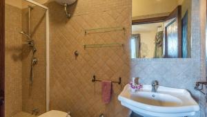 A bathroom at PODERE TORRICELLA 16, Emma Villas