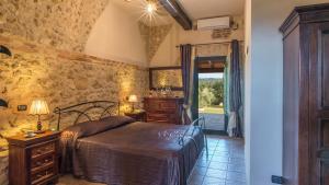 A bed or beds in a room at PODERE TORRICELLA 16, Emma Villas