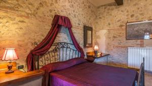 A bed or beds in a room at PODERE TORRICELLA 16, Emma Villas