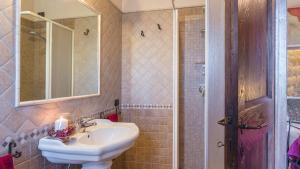 A bathroom at PODERE TORRICELLA 16, Emma Villas