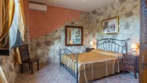 A bed or beds in a room at PODERE TORRICELLA 16, Emma Villas