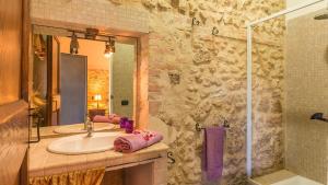 A bathroom at PODERE TORRICELLA 16, Emma Villas