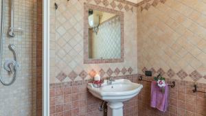 A bathroom at PODERE TORRICELLA 16, Emma Villas