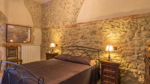A bed or beds in a room at PODERE TORRICELLA 16, Emma Villas