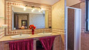 A bathroom at PODERE TORRICELLA 16, Emma Villas